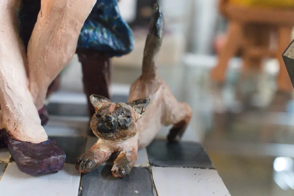 A photo of the sculpture "Cat Lady" by Ritchie Velthuis