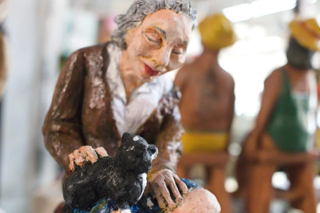 A photo of the sculpture "Cat Lady" by Ritchie Velthuis