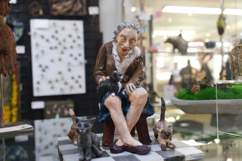 A photo of the sculpture "Cat Lady" by Ritchie Velthuis