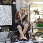 A photo of the sculpture "Cat Lady" by Ritchie Velthuis