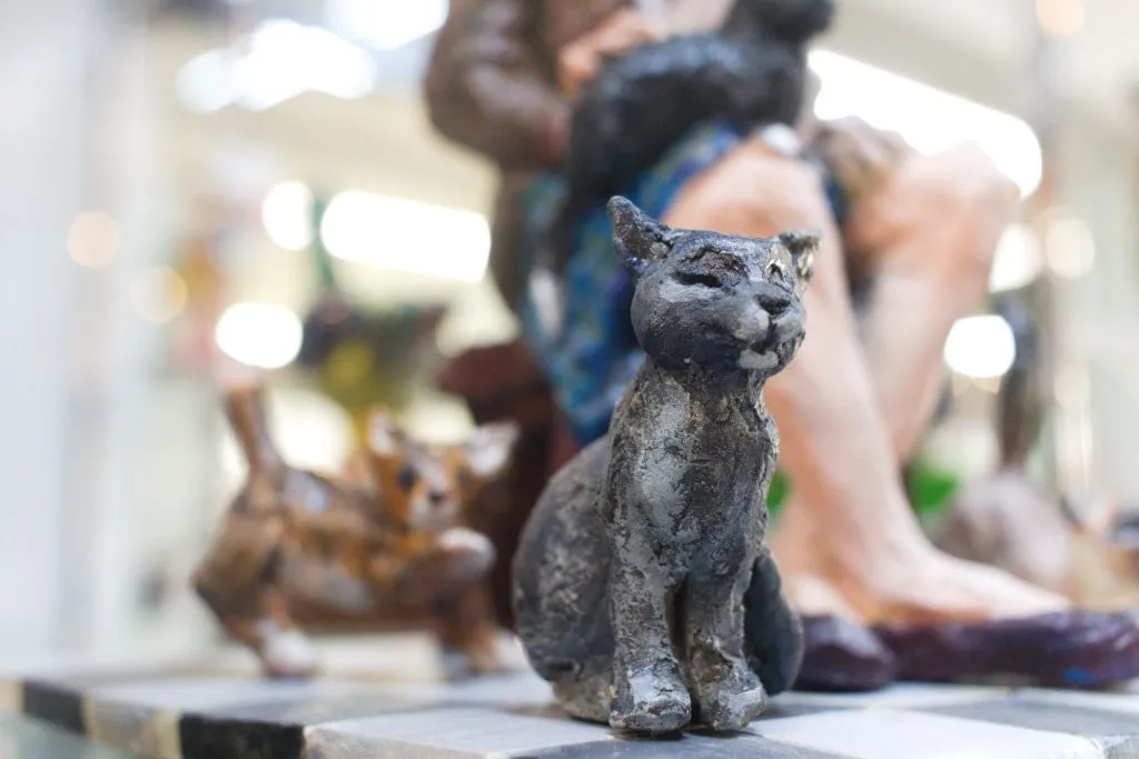 A photo of the sculpture "Cat Lady" by Ritchie Velthuis