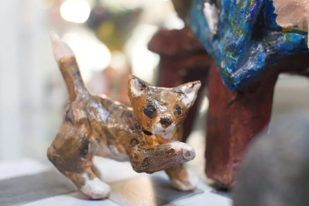 A photo of the sculpture "Cat Lady" by Ritchie Velthuis