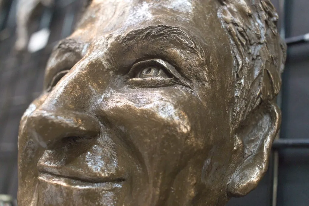 A photo of the sculpture "Wayne Gretzky" by Ellie Shuster